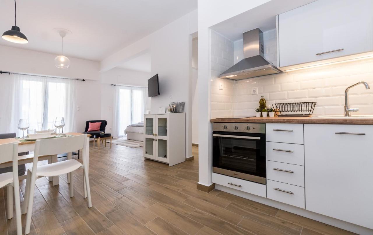 Wide Comfy Studio Apartment Centrally Located In Thissio Athena Bagian luar foto